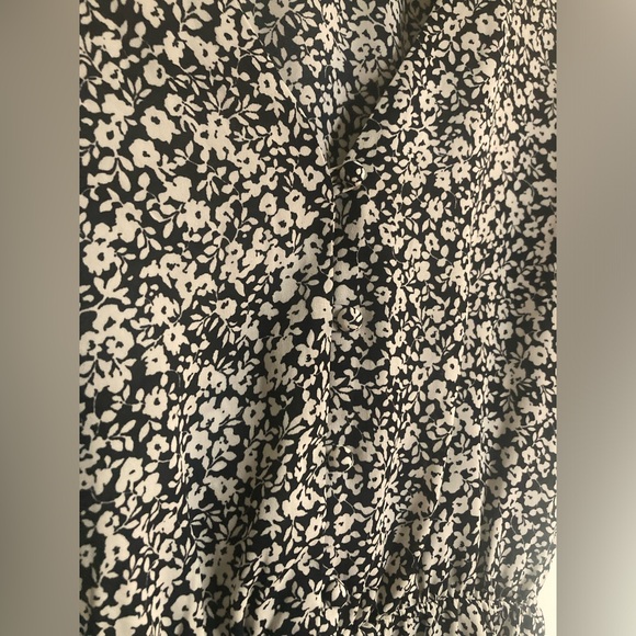 Flattering Floral Blouse - Picture 3 of 4